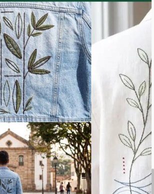 Camisa branca com pequeno bordado floral, foto em rua de cidade histórica