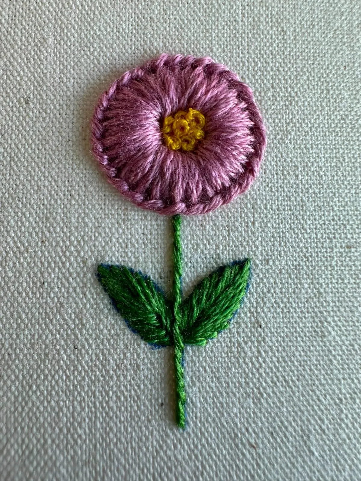 Flor rosa bordada em ponto cheio