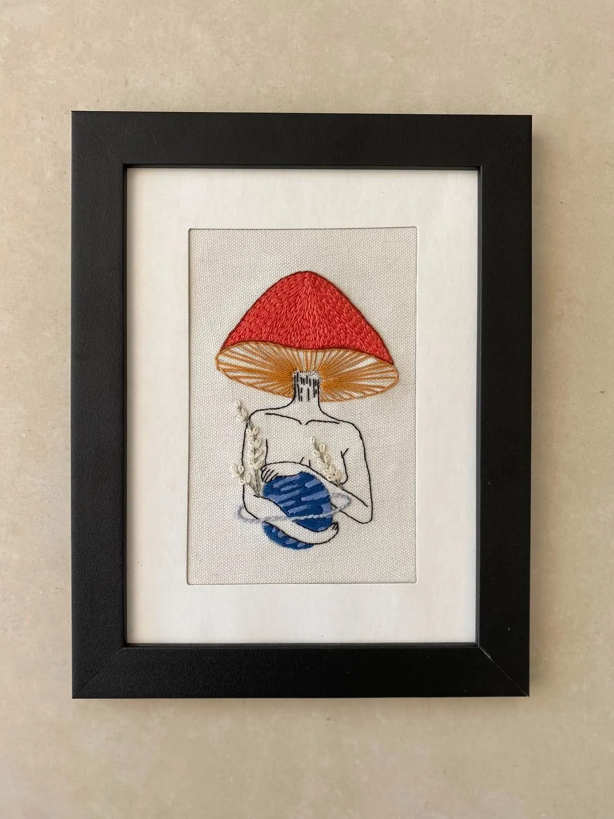 Quadro com cogumelo bordado