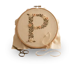 Bastidor com a letra P bordada com flores delicadas