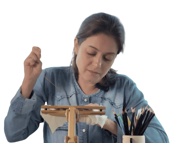 Maria Paixão bordando em um bastidor durante uma videoaula