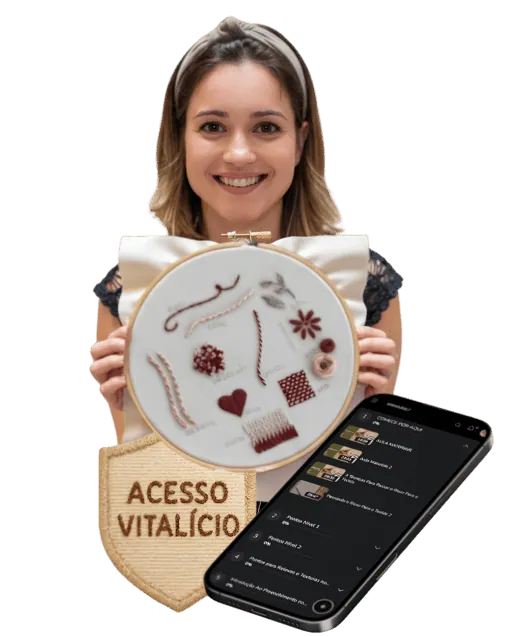Maria Paixão segurando um bordado