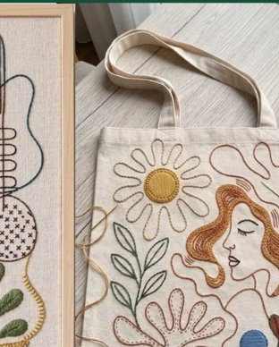 Ecobag de linho bordada com flor e sol, ao lado do bastidor
