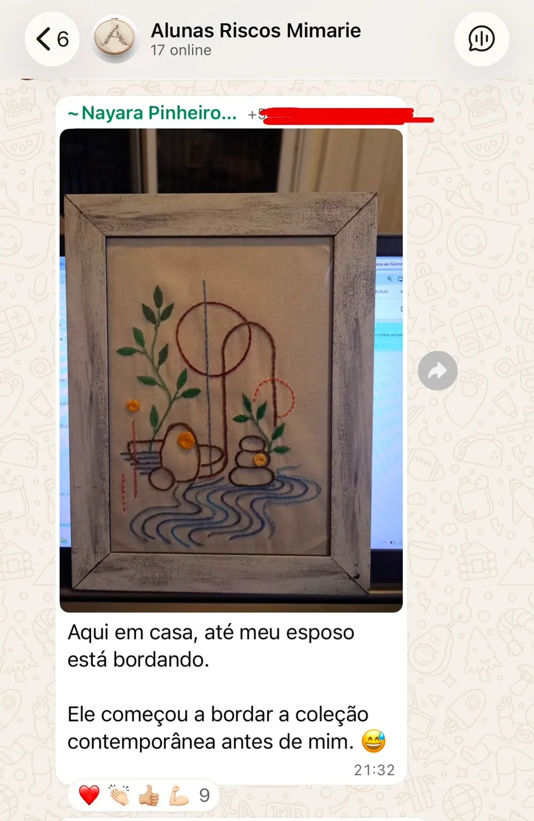 Print de mensagem de aluna com foto do bordado concluído